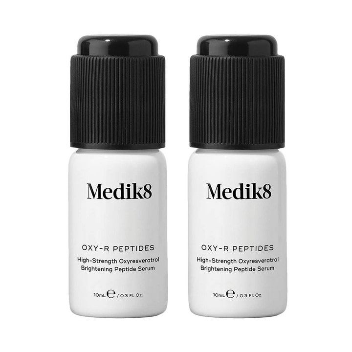 Medik8 Oxy-R Peptides 2x10 ml kirkastava seerumi on pakattu kahteen valkoiseen pulloon mustilla korkeilla.