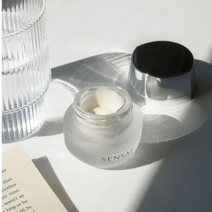 Sensai Cellular Performance Eye Contour Cream 15 ml silmänympärysvoide huurteisessa lasipurkissa.