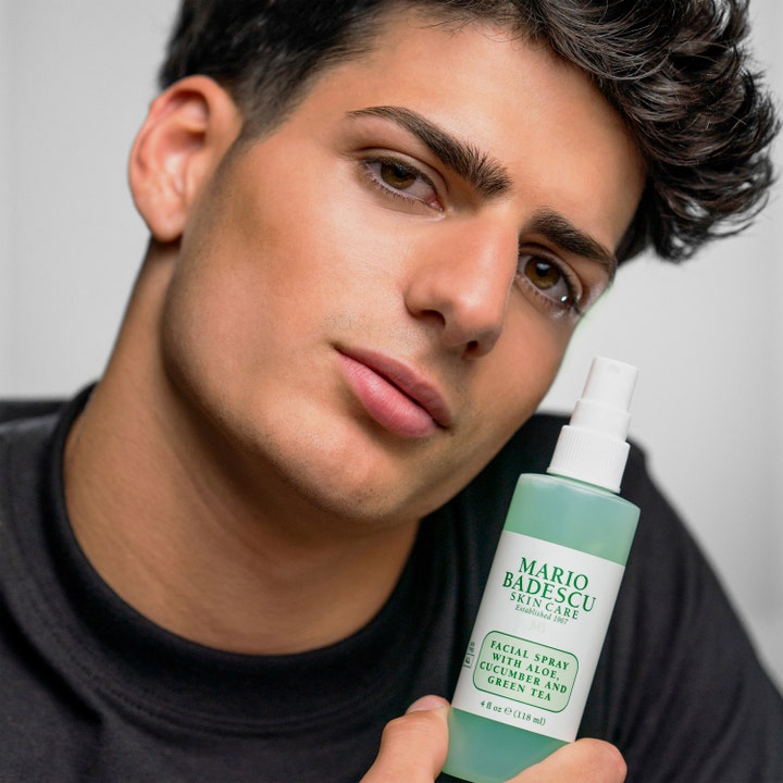 Mario Badescu Facial Spray 118 ml virkistävä kasvosuihke miehen kädessä luomassa hehkua iholle.