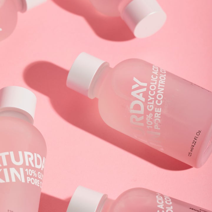 Saturday Skin Pore Clarifying Toner 125 ml huokosia supistava kasvovesi huurteisessa pullossa 10% glykolihapolla.