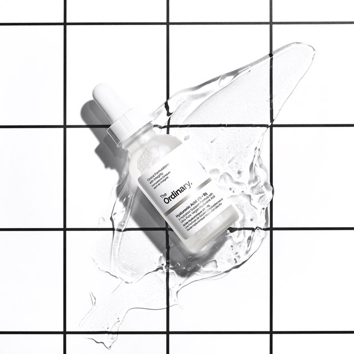 The Ordinary Hyaluronic Acid 2% + B5 30 ml kosteuttava seerumi lasipullossa kirkkaalla koostumuksella.