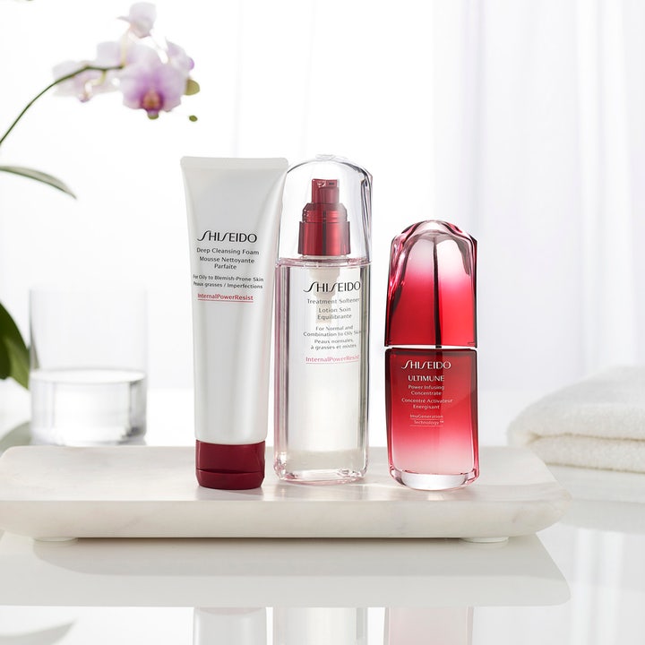 Shiseido Defend Clarifying Cleansing Foam 125 ml syväpuhdistava voide valkoisessa tuubissa osana ihonhoitorutiinia.