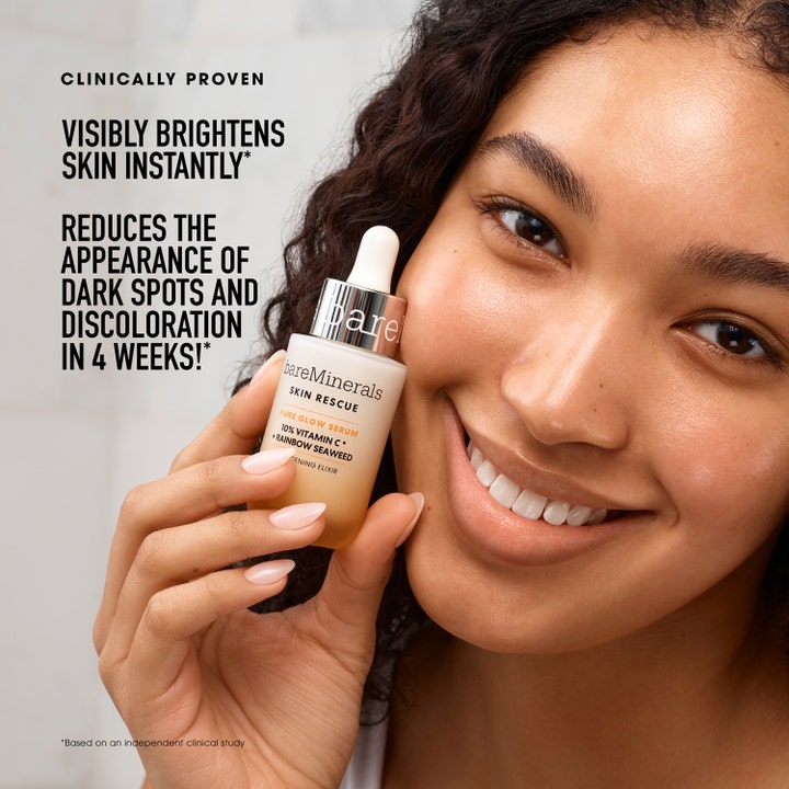 bareMinerals Skin Rescue Pure Glow Serum 30 ml kirkastava C-vitamiiniseerumi mallin pitelemässä pipettipullossa
