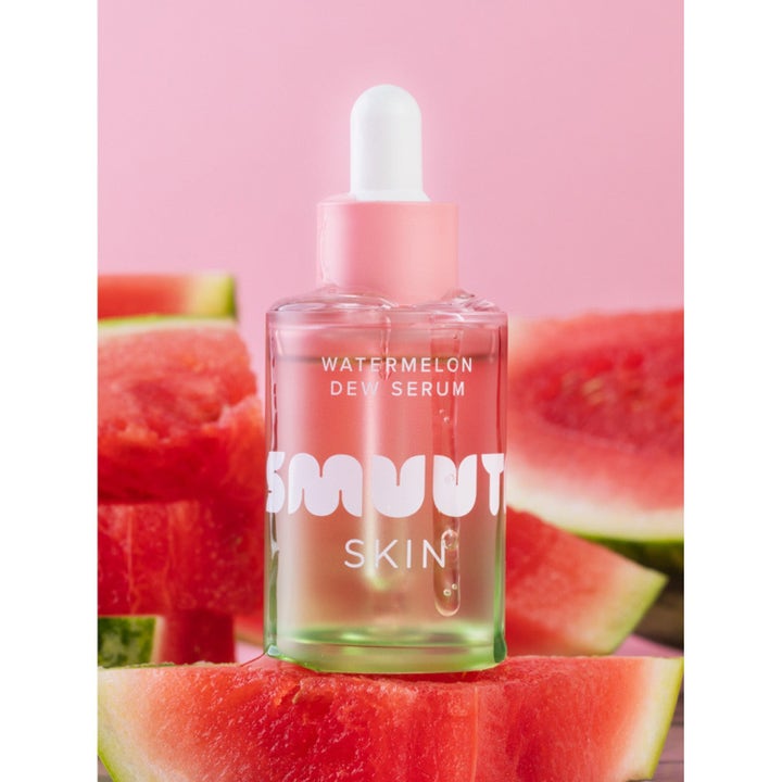 Smuuti Skin Watermelon Dew Serum heleyttävä kasvoseerumi pipettipullossa vesimeloniviipaleiden keskellä.