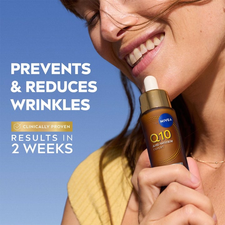 Nivea Q10 Anti-Wrinkle Expert Dual Action 30 ml ryppyjä vähentävä seerumi ruskeassa kultakorkkisessa lasipullossa.
