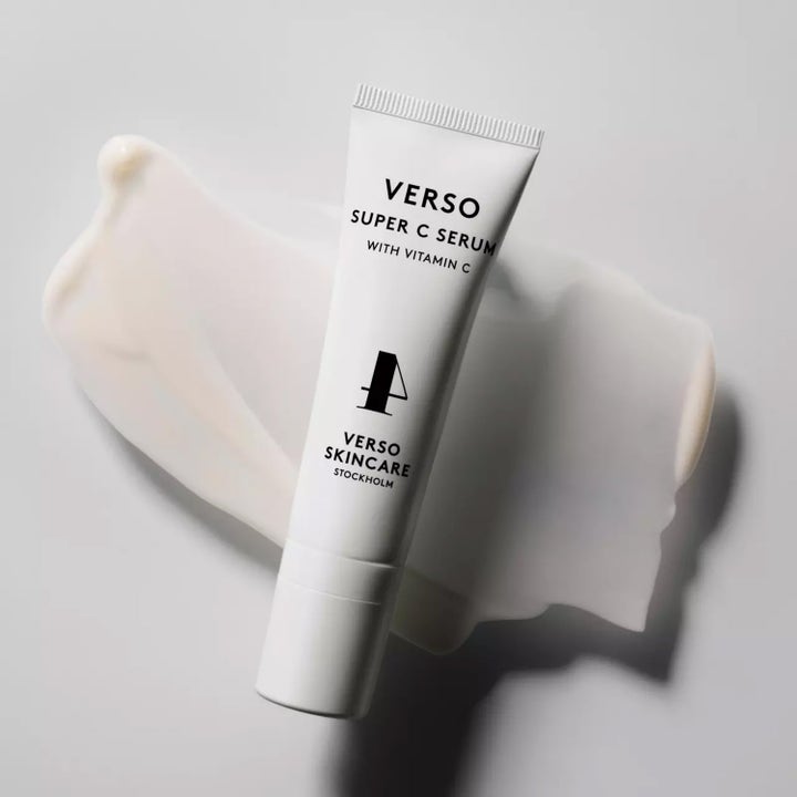 Verso Super C Serum 30 ml kirkastava C-vitamiiniseerumi valkoisessa tuubissa vaalean koostumuksen päällä