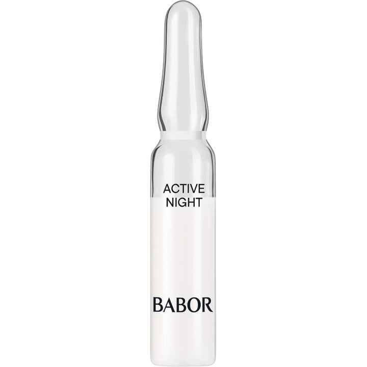 Babor Active Night 2 ml elvyttävä ampulli on kirkas lasiampulli, jossa on vaaleaa ja täyteläistä seerumia.