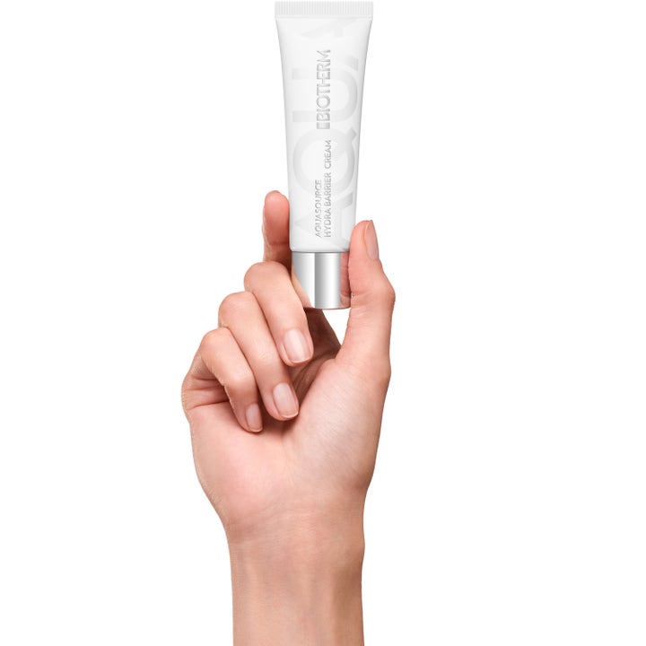 Biotherm Aquasource Hydra Barrier Cream 30 ml kosteuttava päivävoide valkoisessa tuubissa käden pitelemänä.