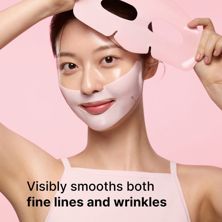 Dr.Jart+ Cryo Rubber Firming Mask 36 g kiinteyttävä kasvonaamio, jota nainen asettaa kasvoilleen.