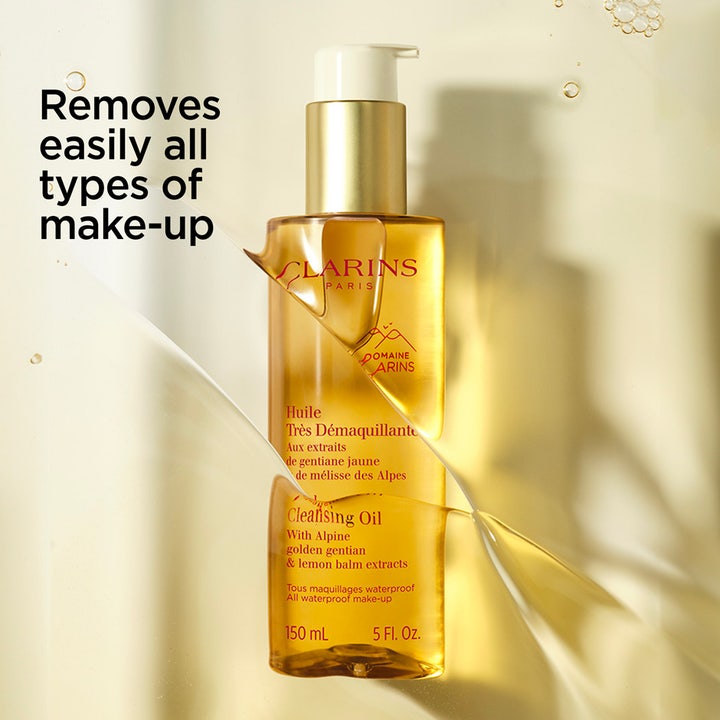 Clarins Total Cleansing Oil 150 ml puhdistusöljy poistaa meikin. Kultainen pullo ja teksti Removes easily all types of make-up.