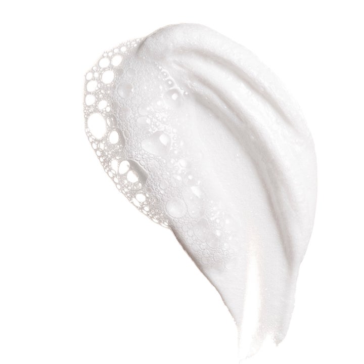 bareMinerals Skinlongevity Plush Gentle Foaming Cleanser 120 ml puhdistusvaahto on täyteläisen valkoinen ja ilmava koostumus