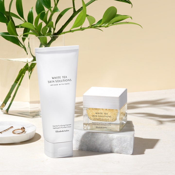 Elizabeth Arden White Tea Purifying Cleanser 125 ml puhdistusgeeli ja kasvovoide tyylikkäässä asetelmassa.