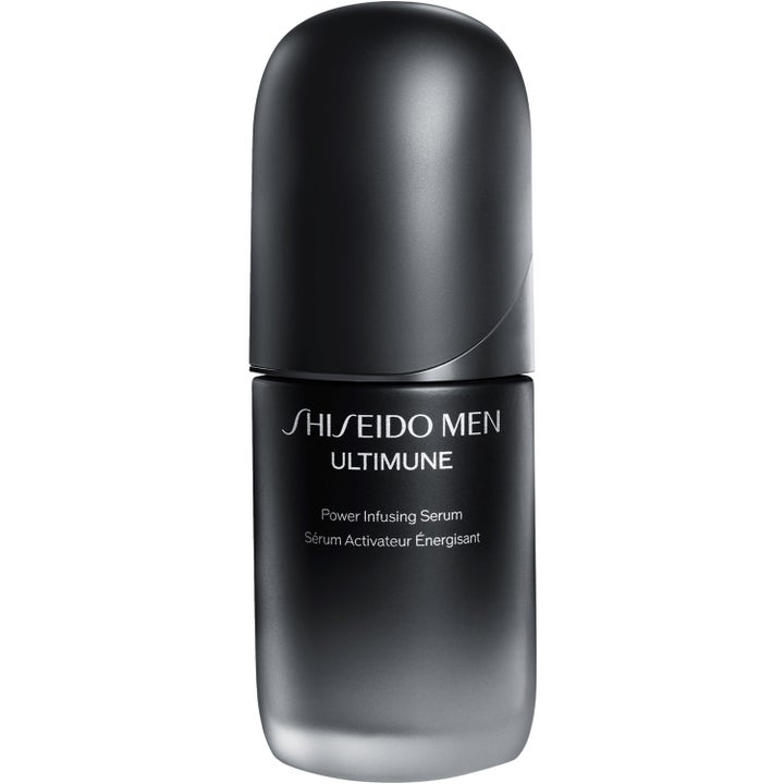 Shiseido Men Ultimune Power Infusing Serum vahvistava kasvoseerumi mustassa liukuvärjätyssä pullossa.