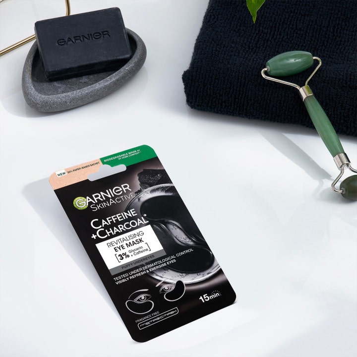 Garnier Skin Active Caffeine + Charcoal 5 g silmänympärysnaamio ja kasvorulla kylpylätunnelmassa.