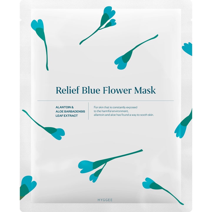Hyggee Relief Blue Flower Mask 1 kpl rauhoittava kangasnaamio valkoisessa pakkauksessa jossa on sinisiä kukkakuvioita