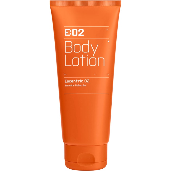 Escentric Molecules Escentric 02 200 ml kosteuttava vartalovoide oranssissa tuubissa valkoisella tekstillä