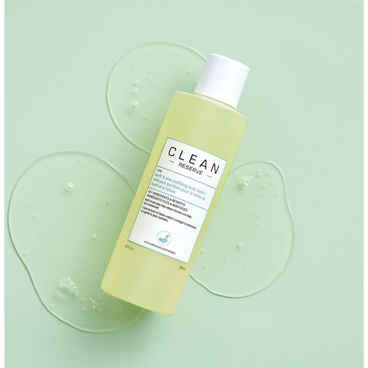 Clean Reserve Buriti & Aloe Shower Gel 296 ml puhdistava suihkugeeli vaaleanvihreässä pullossa geelipisaroiden keskellä