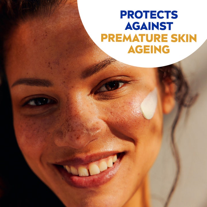 NIVEA Sun UV Face Shine Control Cream 50 ml aurinkovoide kasvoille suojaa ihoa ikääntymiseltä nainen voidetta poskella.