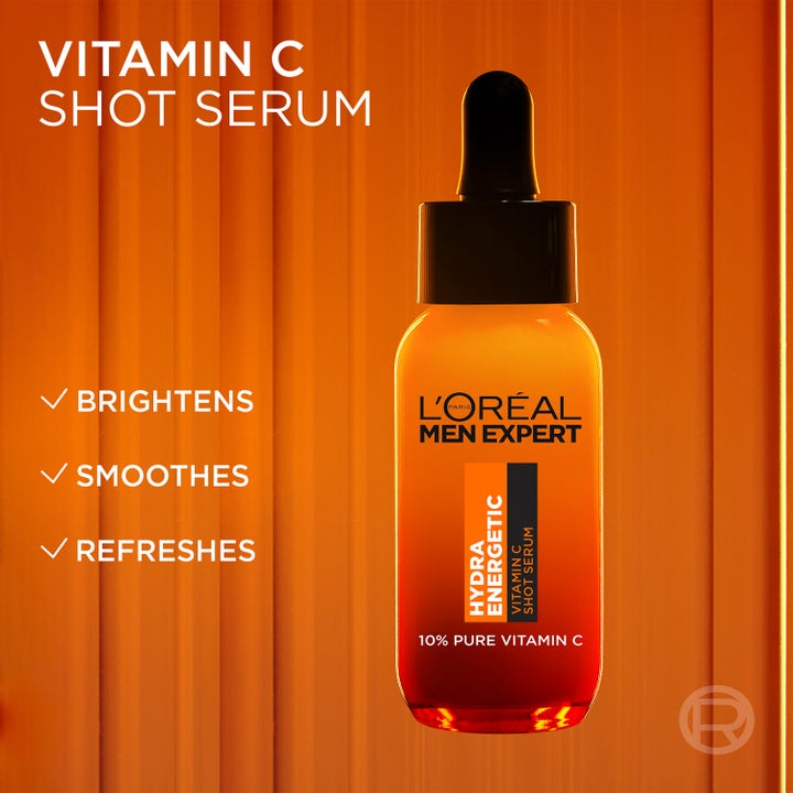 L'Oréal Paris Men Expert Hydra Energetic Vitamin C Serum 30 ml kirkastava seerumi pipettipullossa oranssia vasten.