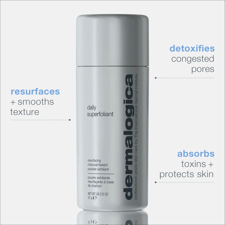 Dermalogica Daily Superfoliant 57 g kuorintajauhe tasoittaa ihoa harmaassa pullossa infografiikalla