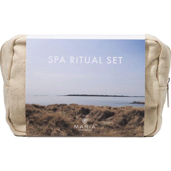 Maria Åkerberg Spa Ritual Set rentouttava ihonhoitosetti beige kankainen toilettilaukku rannikkomaisemalla