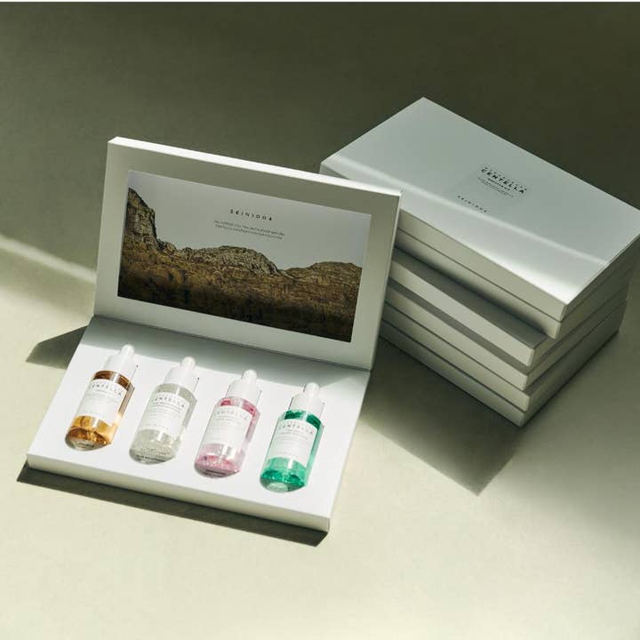 SKIN1004 Madagascar Centella Ampoule Kit 120 ml lahjasetti sisältää neljä seerumia valkoisessa rasiassa.