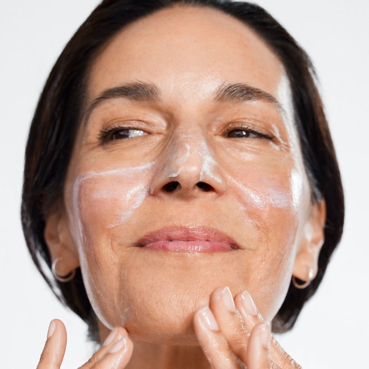 Clinique Smart Clinical Repair SPF30 Wrinkle Correcting Cream 50 ml ryppyjä silottava voide naisen kasvoilla.