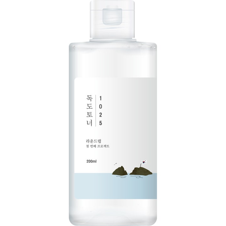 Round Lab 1025 Dokdo Toner 200ml kosteuttava kasvovesi kirkkaassa pullossa, jossa on raikas saarikuvio ja valkoinen etiketti.