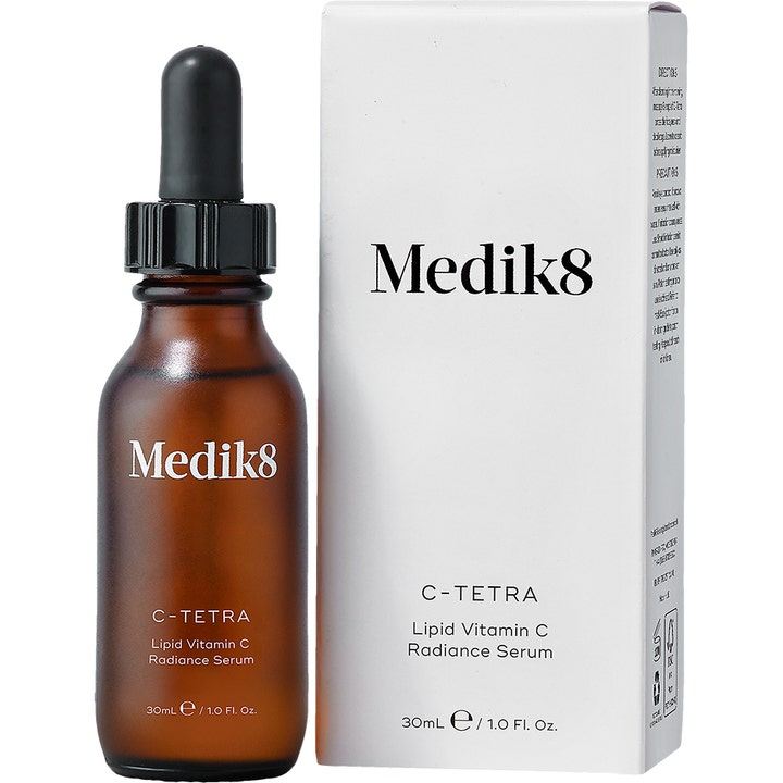 Heleyttävä Medik8 C-Tetra Serum 30 ml C-vitamiiniseerumi ruskeassa lasipullossa ja valkoisessa pakkauksessa.