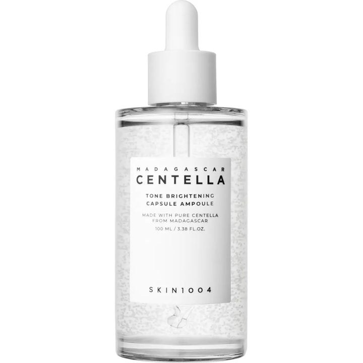 Skin1004 Madagascar Centella Tone Brightening Capsule Ampoule 100 ml kirkastava seerumi kapseleita sisältävässä pullossa.