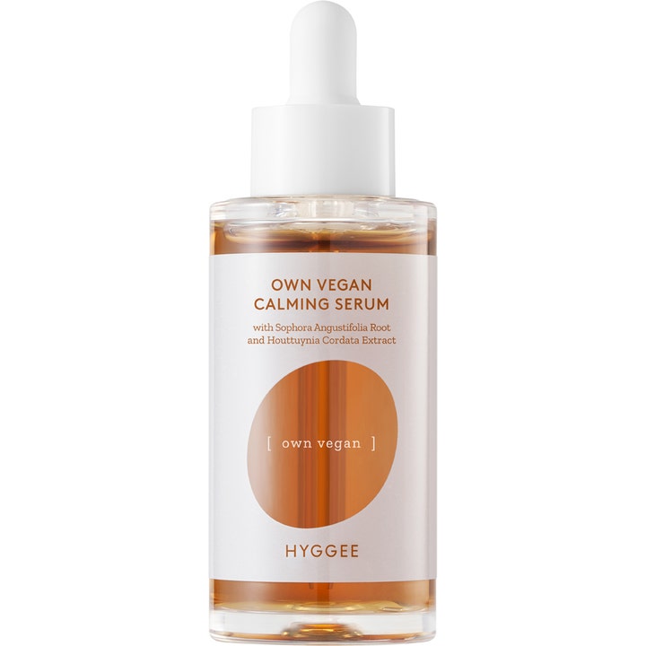 Hyggee Own Vegan Calming Serum rauhoittava kasvoseerumi kirkkaassa lasipullossa, jossa on valkoinen pipetti.