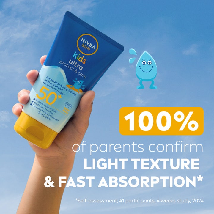 NIVEA Kids Ultra Protect & Play 150 ml SPF 50 aurinkovoide lapsille, lapsi tasapainottelee tuubia päänsä päällä.