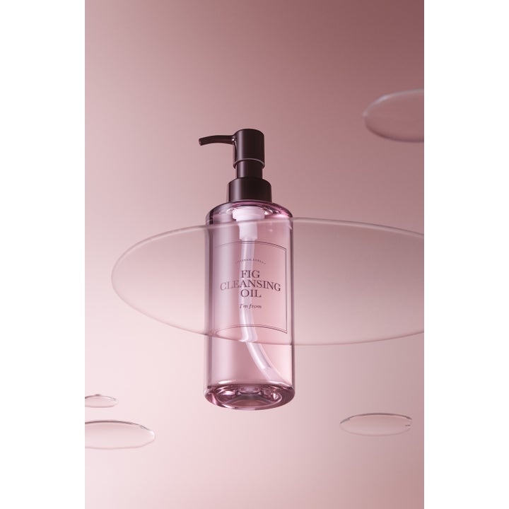 I'm from Fig Cleansing Oil 200 ml puhdistusöljy vaaleanpunaisessa pullossa kelluvien kirkkaiden levyjen ympäröimänä.