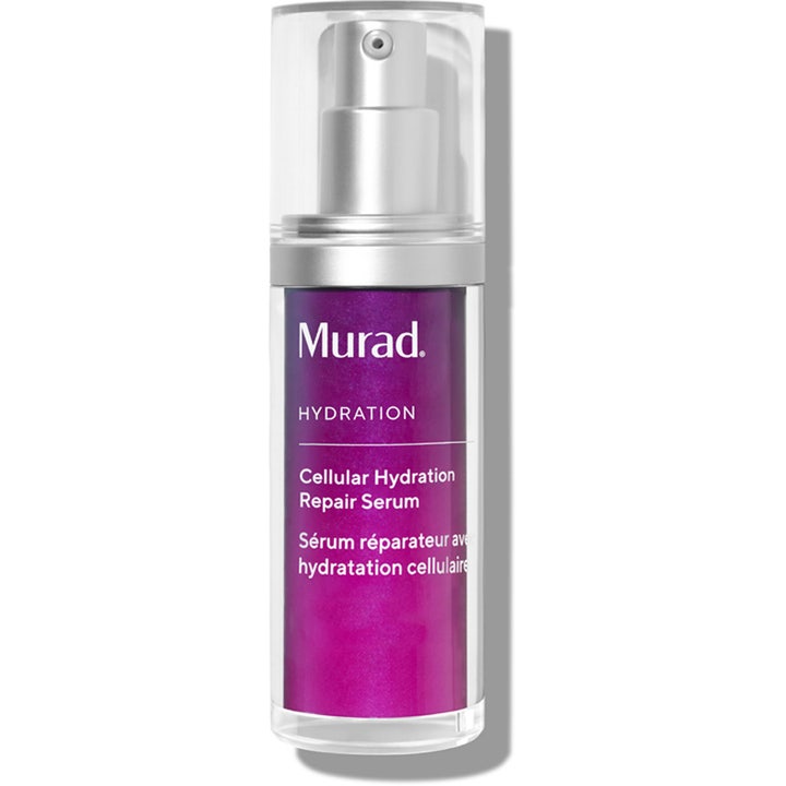 Murad Cellular Hydration Repair Serum kosteuttava seerumi kirkkaassa pullossa, jossa on violetti hylsy ja hopeinen pumppu.