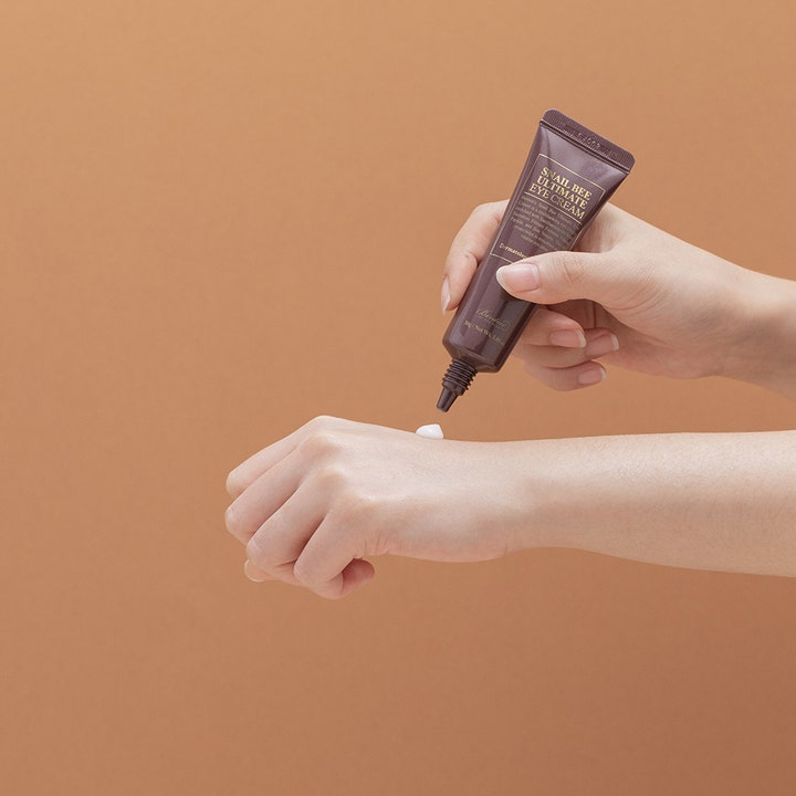 Benton Snail Bee Ultimate Eye Cream 30 g kosteuttava silmänympärysvoide jota annostellaan ruskeasta tuubista
