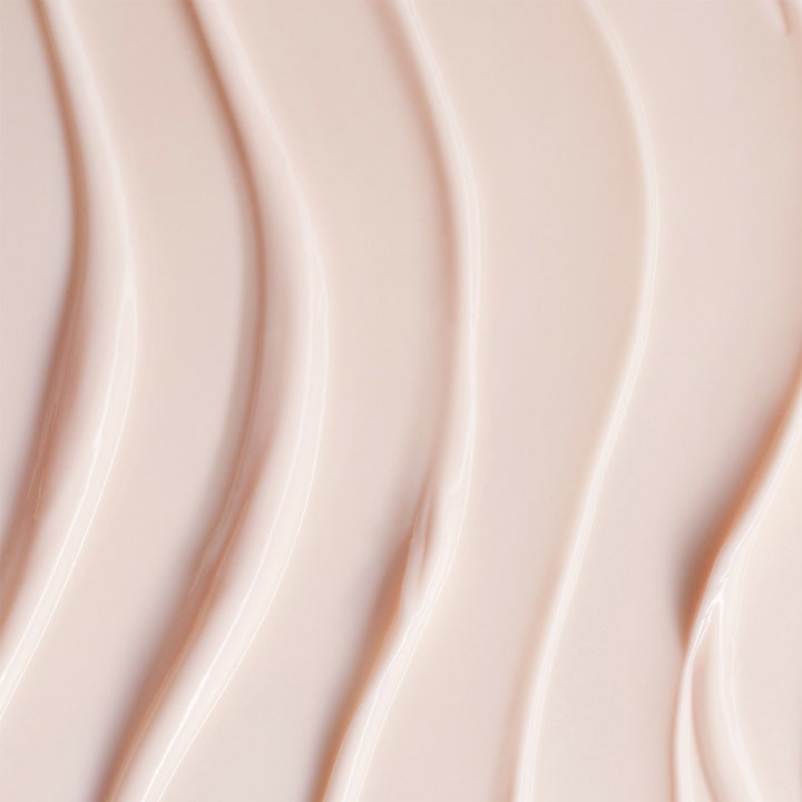 Shiseido Vital Perfection Uplifting & Firming Advanced Soft Cream 50 ml Refill kiinteyttävä vaaleanpunainen voidekoostumus.
