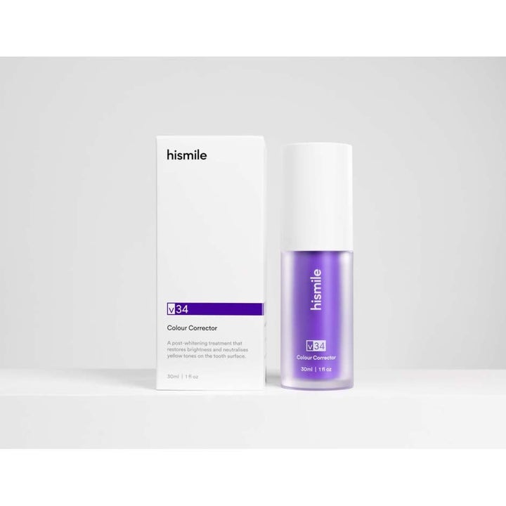Hismile V34 Colour Corrector 30 ml poistaa hampaiden keltaisuutta. Valkoinen pakkaus ja lila seerumipullo.