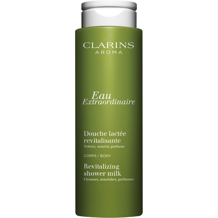 Clarins Eau Extraordinaire Revitalizing Shower Milk elvyttävä suihkumaito puhdistaa ja ravitsee oliivinvihreässä pullossa.