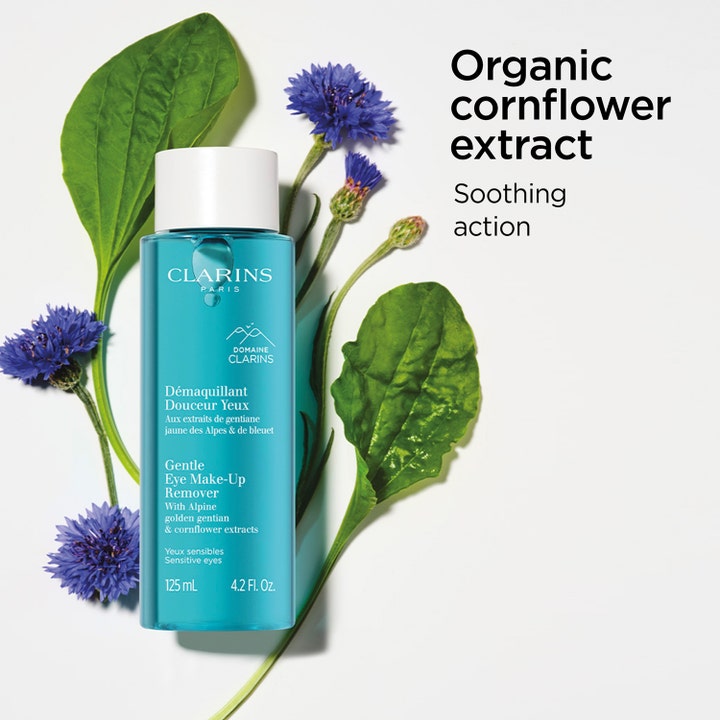 Clarins Gentle Eye Make-Up Remover 125 ml rauhoittava silmämeikin puhdistusaine ja sinisiä ruiskukkia lehtien kera