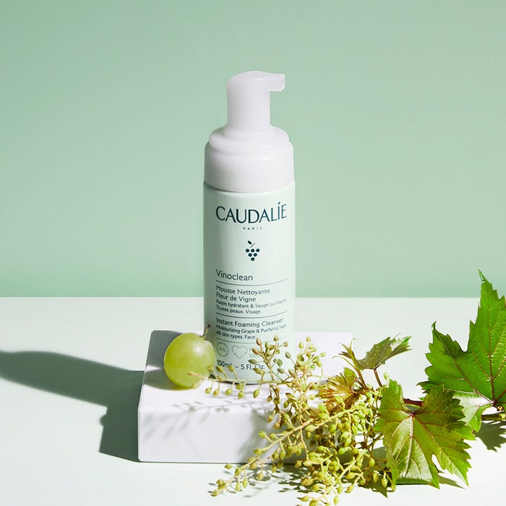 Caudalie Vinoclean Instant Foaming Cleanser 150 ml puhdistusvaahto valkoisessa pumppupullossa viinirypäleiden kera.