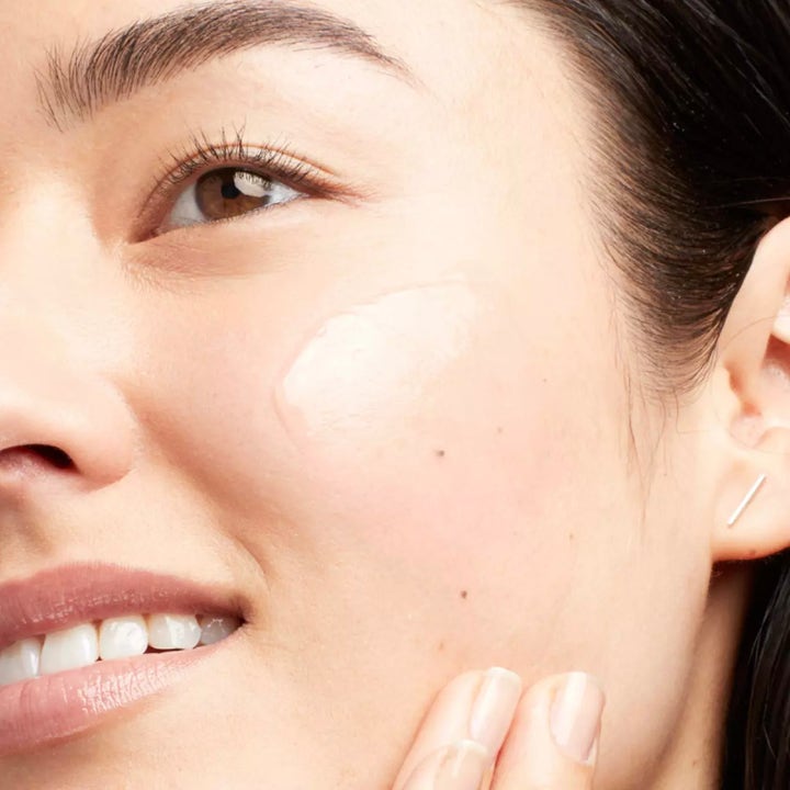 Clinique All About Eyes Cream 30 ml silmänympärysvoide virkistää katsetta, lähikuva voiteesta mallin iholla.