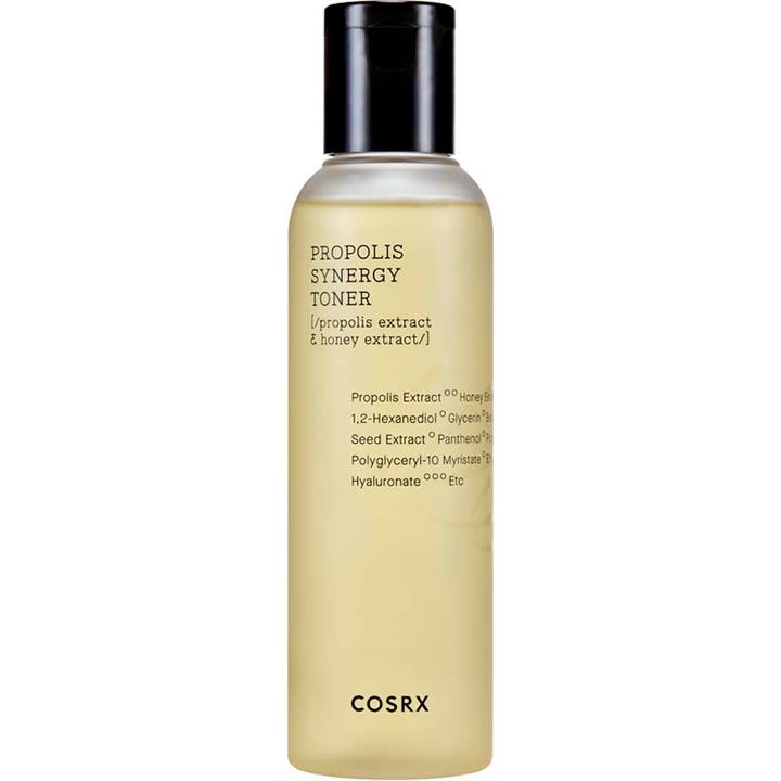 COSRX Propolis Synergy Toner 150 ml heleyttävä kasvovesi antaa hehkua kirkkaassa pullossa mustalla korkilla.
