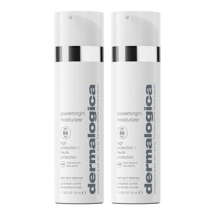 Dermalogica Powerbright Moisturizer 50 ml kosteusvoide SPF 50 ehkäisee pigmenttiläiskiä kahdessa valkoisessa pumppupullossa.