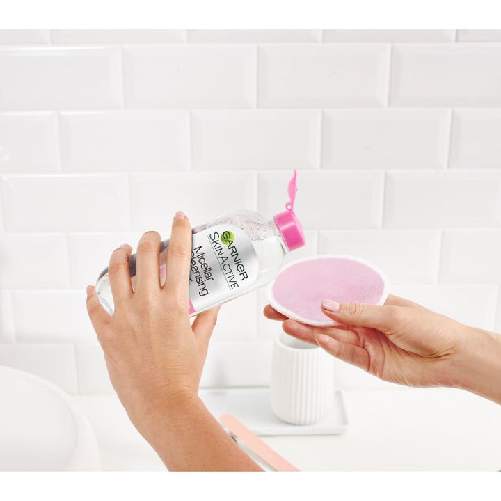 Garnier Reusable Eco Pads 6 kpl puhdistuslaput meikinpoistoon misellivedellä vaaleassa kylpyhuoneessa