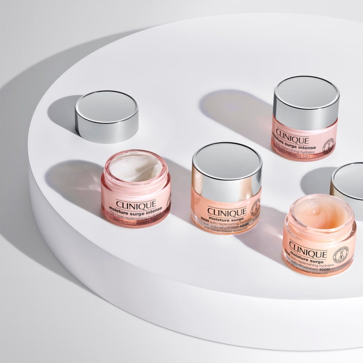 Clinique Moisture Surge 100H 75 ml kosteusvoide on syväkosteuttava kasvovoide pinkissä hopeakantisessa purkissa.