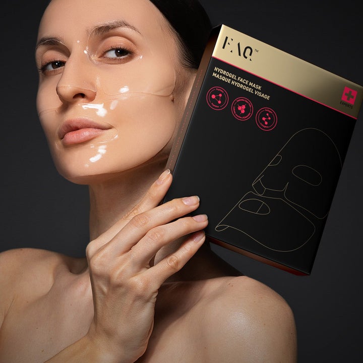 FAQ Swiss 202 LED Face Mask kangasnaamio ja nainen, jolla on kasvoillaan läpikuultava hydrogeelinaamio.