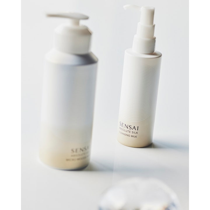 Sensai Absolute Silk Cleansing Milk 150 ml puhdistusmaito valkoisessa pumppupullossa luo puhtaan ihon.