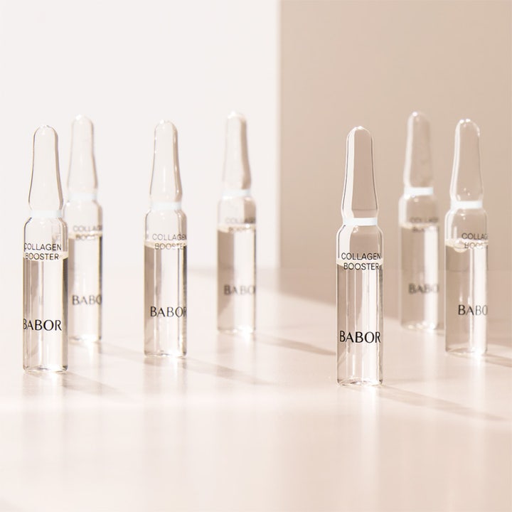 Babor Ampoule Collagen Booster 14 ml kiinteyttävä seerumi kirkkaissa lasiampulleissa vaalealla taustalla.