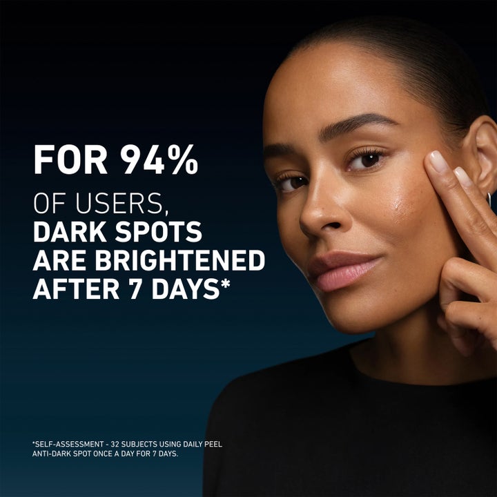 Filorga Clinical Home Peel Dark Spot 50 ml kirkastava hoito pigmenttiläiskille. Nainen ja teksti 7 päivän tuloksista.