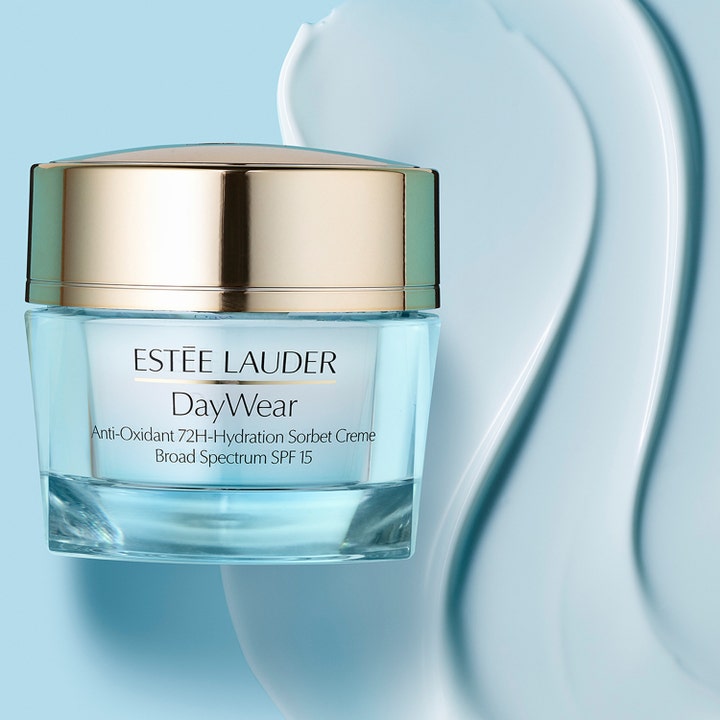Estée Lauder DayWear 50 ml kosteuttava päivävoide 72h kosteutus kultakorkilla ja vaaleansininen tekstuuripinta